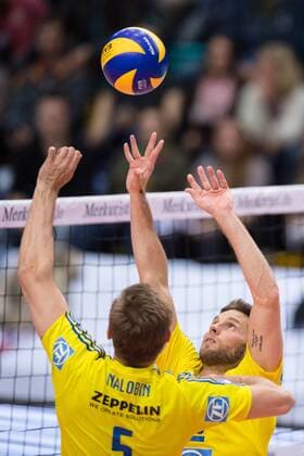 16.04.2016, Fraport Arena, Frankfurt Volleyball, Bundesliga Maenner, Play-offs Halbfinale, United Volleys RheinMain vs. VfB Friedrichshafen Alexey Nalobin ( 5 Friedrichshafen), Zuspiel Simon Tischer ( 10 Friedrichshafen)