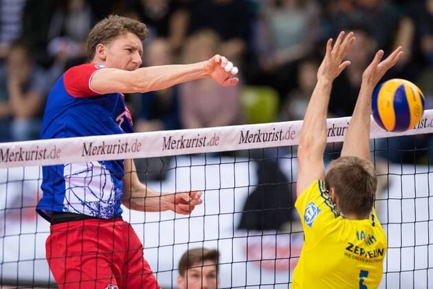 16.04.2016, Fraport Arena, Frankfurt Volleyball, Bundesliga Maenner, Play-offs Halbfinale, United Volleys RheinMain vs. VfB Friedrichshafen Angriff Lukas Bauer ( 5 RheinMain) - Blcok Alexey Nalobin ( 5 Friedrichshafen)