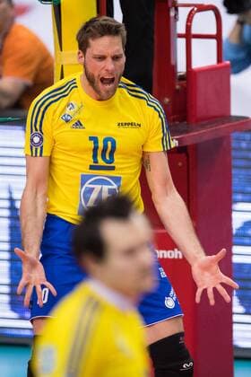 16.04.2016, Fraport Arena, Frankfurt Volleyball, Bundesliga Maenner, Play-offs Halbfinale, United Volleys RheinMain vs. VfB Friedrichshafen Simon Tischer ( 10 Friedrichshafen) wütend wuetend