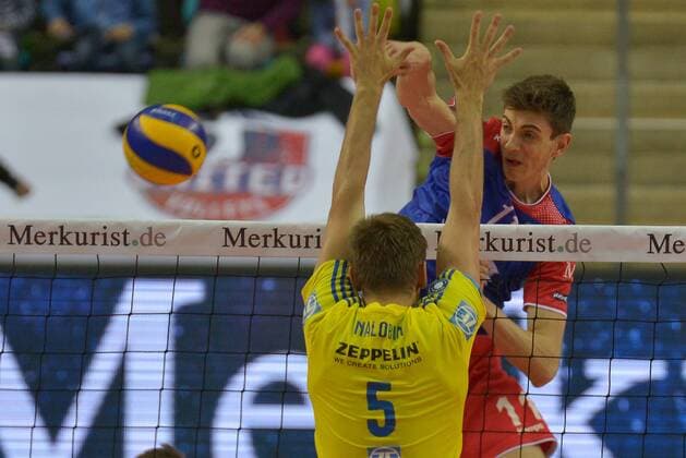 16.04.2016, xtkx, Volleyball 1.Bundesliga Playoffs, United Volleys - VfB Friedrichshafen, emspor v.l. Alexey Nalobin (VFB) , Tobias Krick (UBited Volleys) ,