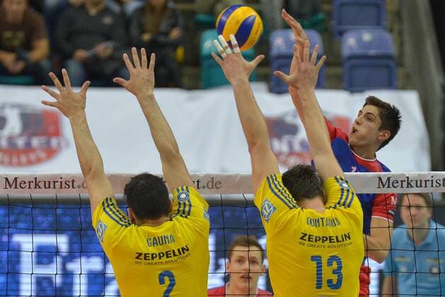 16.04.2016, xtkx, Volleyball 1.Bundesliga Playoffs, United Volleys - VfB Friedrichshafen, emspor v.l. Maximiliano Gauna (VFB) , Adran Gontariu (VFB) , Moritz Reichert (United Volleys) ,