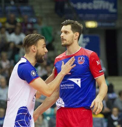 Volleyball Hessen - 1. Bundesliga Männer - Halbfinale Playoff 1-4 (Best of 3) 16.04.2016 United Volleys Rheinmain (blau) - VfB Friedrichshafen (gelb) v.l. Florian Ringseis (RheinMain 1), Bryan Fraser (RheinMain 2) United Volleys Rheinmain - VfB Friedrichshafen