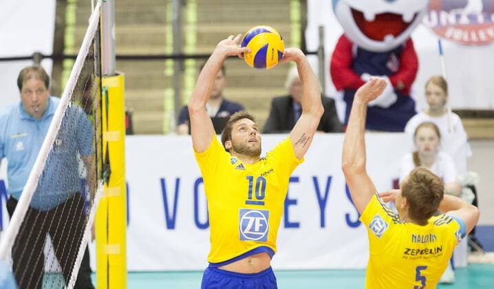 Volleyball Hessen - 1. Bundesliga Männer - Halbfinale Playoff 1-4 (Best of 3) 16.04.2016 United Volleys Rheinmain (blau) - VfB Friedrichshafen (gelb) v.l. Simon Tischer (Friedrichshafen 10), Alexey Nalobin (Friedrichshafen 5) United Volleys Rheinmain - VfB Friedrichshafen