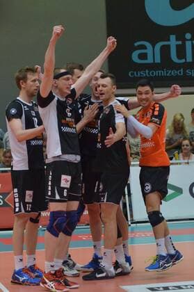 GER,VBL, Playoffrunde, Halbfinale, Spiel 2, SVG Lueneburg vs Berlin Receycling Volleys 16.04.2016, Gellersenhalle, Lueneburg, GER, VBL, Playoffrunde, Halbfinale, Spiel 2, SVG Lueneburg vs Berlin Receycling Volleys im Bild die Berliner Mannschaft jubelt ueber den Sieg nordphotoxWitke