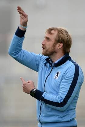 v.li.: Trainer Daniel Bierofka (TSV 1860 München II) gibt Anweisungen, gestikuliert, mit den Armen gestikulieren, gives instructions, gesticulate Einzelbild, Aktion, Action Porträt, Portrait, Fussball, Regionalliga Bayern, TSV 1860 München II - FC Amberg, xslx