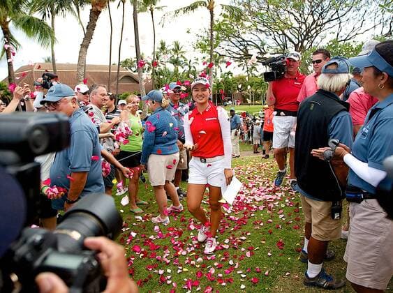 April 16, 2016 - Minjee Lee is showered with rose peddles after winning during the Lotte Championship presented by Hershey at Ko Olina Golf Club in Kapolei, HI LPGA Golf Damen Golf 2016: Lotte Championship APR 16 - ZUMAc04_