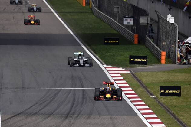 Chinese Grand Prix, Shanghai 14 - 17 April 2016 17.04.2016 - Race, Daniel Ricciardo (AUS) Red Bull Racing RB12 leads Nico Rosberg (GER) Mercedes AMG F1 W07 Hybrid 