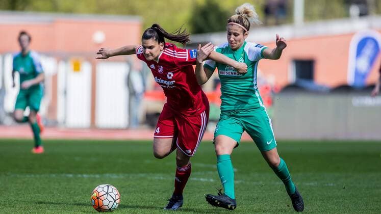 v.li.: Jovana Damnjanovic (SC Sand, 14) und Daniela Bräuer (Brauer, Braeuer, Schacher, SV Werder Bremen, 19) im Zweikampf, Duell, duel, tackle, Fussball, Allianz Frauen-Bundesliga, SV Werder Bremen - SC Sand, xdgx