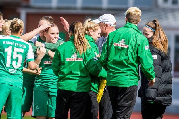 Die Spielerinnen des SV Werder Bremen beim Torjubel, Goal celebration, celebrate the goal, goal celebration, Jubeltraube nach dem 1:0, Fussball, Allianz Frauen-Bundesliga, SV Werder Bremen - SC Sand, xdgx