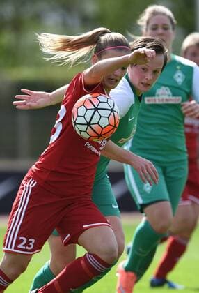 Frauen Fußball Bundesliga 18. Spieltag, Werder Bremen - FC Sand am 17.04.2016 in Bremen. Die Bremerin Maren Wallenhorst (r) kämpft gegen Sands Isabelle Meyer um den Ball