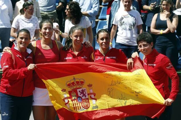 Federation Cup Spanish team s members (from left) captain Conchita Martinez, Garbine Muguruza, Sara Sorribes, Anabel Medina and Carla Suarez hold a Spanish flag after defeating Italy in Federation Cup s World Group play-off round at Lleida tennis club, northeastern Spain, 17 April 2016. Spain defeates Italy in the play-off round after winning three matches. EFE Andreu Dalmau Spain vs. Italy !ACHTUNG: NUR REDAKTIONELLE NUTZUNG!  20160417-635964984585484659