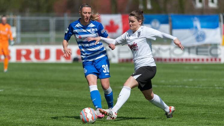 v.li.: Anna-Sophie Fliege (MSV Duisburg, 30) im Zweikampf mit Janine Angrick (BV Cloppenburg, 6), Fussball, 2. Frauen-Bundesliga Nord, BV Cloppenburg - MSV Duisburg, xobx