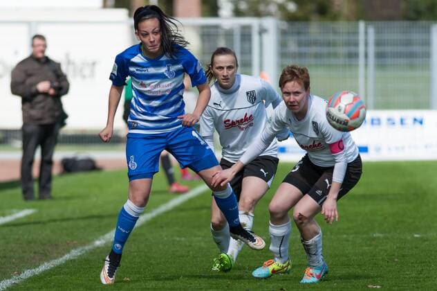 v.li.: Sofia Nati (MSV Duisburg, 10), Katarina Kolar (BV Cloppenburg, 9) und Marta Stobba (BV Cloppenburg, 25) im Dreikampf, Fussball, 2. Frauen-Bundesliga Nord, BV Cloppenburg - MSV Duisburg, xobx