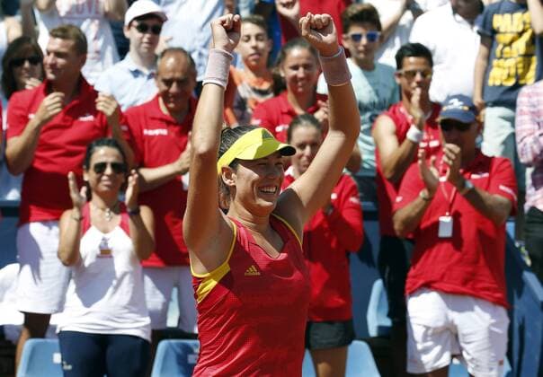 Federation Cup Spanish team s member Garbine Muguruza celebrates after defeating Italian Roberta Vinci after the third match of Federation Cup s World Group play-off at Lleida tennis club, northeastern Spain, 17 April 2016. Muguruza won 6-2 and 6-2 for Spain defeates Italy in the play-off round after winning three matches. EFE Andreu Dalmau Spain vs. Italy !ACHTUNG: NUR REDAKTIONELLE NUTZUNG!  20160417-635965011865453327