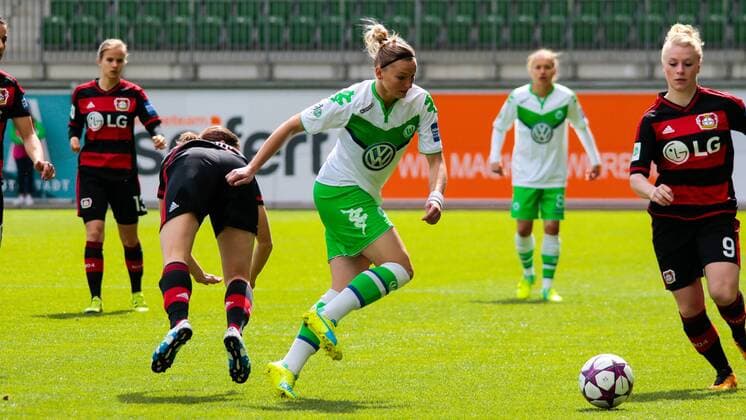Fußball, Allianz Frauen Bundesliga, VfL Wolfsburg - Bayer 04 Leverkusen; Alexandra Popp (Alex Popp, Wolfsburg, 11) setzt sich gegen Merle Barth (Leverkusen, 9) (rechts) durch. xtgx