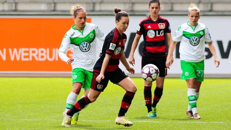 Fußball, Allianz Frauen Bundesliga, VfL Wolfsburg - Bayer 04 Leverkusen; Francesca Weber (Leverkusen, 21) schirmt den Ball gegen Babett Peter (Wolfsburg, 8) ab. xtgx