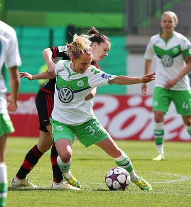 hinten Francesca Weber (Leverkusen), Julia Simic (Wolfsburg)