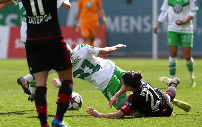 musste nach dieser Szene verletzt den Platz verlassen: Julia Simic (Wolfsburg), 21 Francesca Weber (Leverkusen)