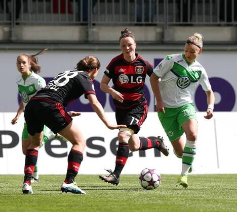 v.l. Annika Krahn (Leverkusen), Marina Hegering (Leverkusen), Alex Popp (Wolfsburg)