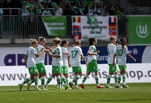 Wolfsburg VfL vs Leverkusen, Frauen Wolfsburg, Deutschland. 17.04.2016, FUßBALL - VfL Wolfsburg vs Byer 04 Leverkusen, 1. Allianz Frauen Bundesliga, Saison 2015 16. Bild zeigt: Alexandra Popp (VfL Wolfsburg) jubelt mit der Mannschaft nach ihrem Tor zum 1:0