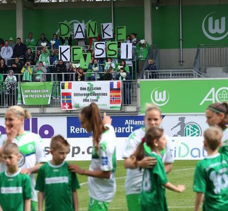 Wolfsburg VfL vs Leverkusen, Frauen Wolfsburg, Deutschland. 17.04.2016, FUßBALL - VfL Wolfsburg vs Byer 04 Leverkusen, 1. Allianz Frauen Bundesliga, Saison 2015 16. Bild zeigt: VfL Fans, Choreo Danke Kessi