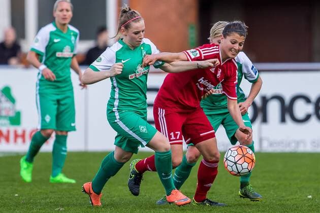 v.li.: Cindy König (Konig, Koenig, SV Werder Bremen, 11) und Claire Savin (SC Sand, 17) im Zweikampf, Duell, duel, tackle, Fussball, Allianz Frauen-Bundesliga, SV Werder Bremen - SC Sand, xdgx