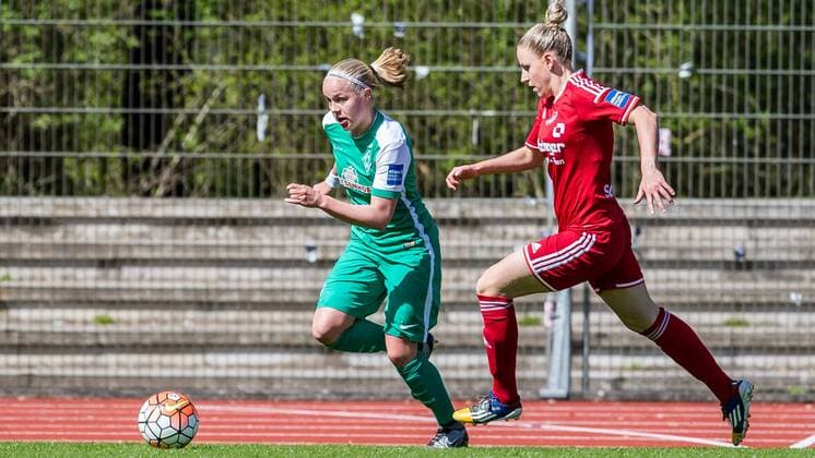 v.li.: Pia-Sophie Wolter (SV Werder Bremen, 10) und Cecilie Sandvej (SC Sand, 3) im Laufduell, Fussball, Allianz Frauen-Bundesliga, SV Werder Bremen - SC Sand, xdgx