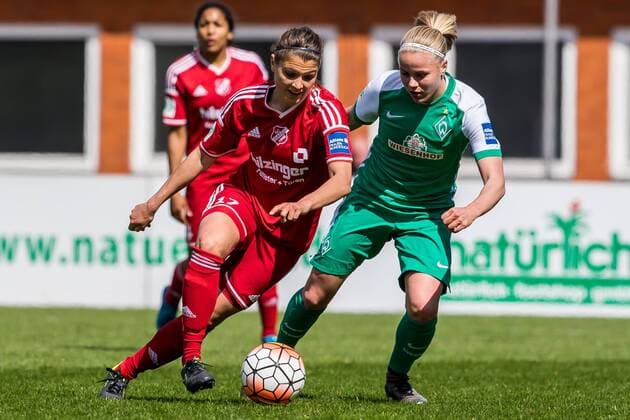 v.li.: Claire Savin (SC Sand, 17) und Pia-Sophie Wolter (SV Werder Bremen, 10) im Laufduell, Fussball, Allianz Frauen-Bundesliga, SV Werder Bremen - SC Sand, xdgx