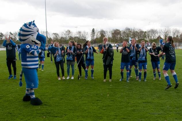 Die Spielerinnen des MSV Duisburg feiern den Sieg und damit den Aufstieg in die Allianz Frauen-Bundesliga, Jubel, Freude über den Aufstieg, Fussball, 2. Frauen-Bundesliga Nord, BV Cloppenburg - MSV Duisburg, xobx