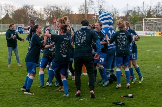 Die Spielerinnen des MSV Duisburg feiern den Sieg und damit den Aufstieg in die Allianz Frauen-Bundesliga, Jubel, Freude über den Aufstieg, Fussball, 2. Frauen-Bundesliga Nord, BV Cloppenburg - MSV Duisburg, xobx