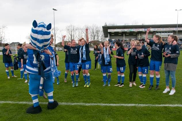 Die Spielerinnen des MSV Duisburg feiern den Sieg und damit den Aufstieg in die Allianz Frauen-Bundesliga, Jubel, Freude über den Aufstieg, Fussball, 2. Frauen-Bundesliga Nord, BV Cloppenburg - MSV Duisburg, xobx