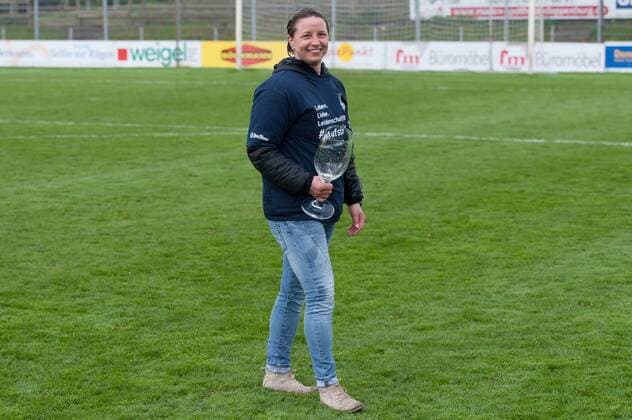 Trainerin Inka Grings (MSV Duisburg) nach einer Bierdusche, mit einem leeren Bierglas in der Hand, glücklich, zufrieden, Freude, Fussball, 2. Frauen-Bundesliga Nord, BV Cloppenburg - MSV Duisburg, xobx