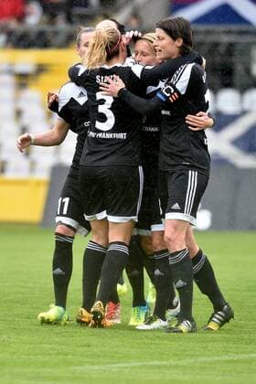 Simone Laudehr (1. FFC Frankfurt), Laura Stoerzel (1. FFC Frankfurt), Saskia Bartusiak (1. FFC Frankfurt), Kerstin Garefrekes (1. FFC Frankfurt), v.li., Torjubel, FC Bayern Muenchen Frauen vs 1. FFC Frankfurt, 17.04.16