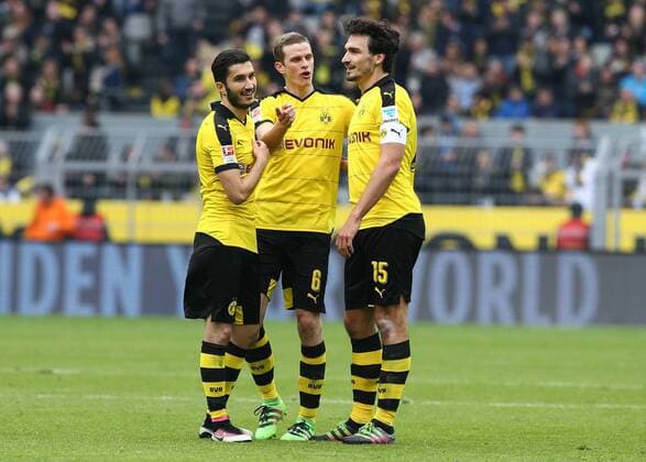 Sonntag 17.04.2016, Saison 2015 2016, 1. Bundesliga, 30. Spieltag im Dortmunder Signal Iduna Park, BVB Borussia Dortmund - HSV Hamburger SV, Dortmunder Jubel nach Abpfiff: Nuri Sahin (BVB), Sven Bender (BVB) und Mats Hummels (BVB), v.l.