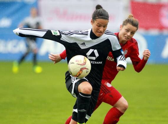 Nora Holstad (FC Bayern München) gegen Dzsenifer Marozsan (am Ball) (1. FFC Frankfurt) Frauenfussball 1. BL 17.04.2016 Grünwalderstadion FC Bayern München -1. FFC Frankfurt