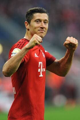 Robert LEWANDOWSKI (Bayern Muenchen),Torjubel,Aktion,Einzelbild, angeschnittenes Einzelmotiv, Halbfigur,halbe Figur, Jubel,Freude,Begeisterung, FC Bayern Muenchen (M)-FC Schalke 04 (GE) 3-0. Fussball,Liga 1,1. Bundesliga,Spieltag30, 30.Spieltag am 16.04.2016. A L L I A N Z A R E N A.