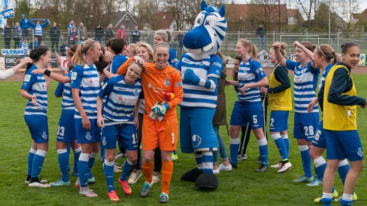 Die Spielerinnen des MSV Duisburg feiern den Sieg und damit den Aufstieg in die Allianz Frauen-Bundesliga, Jubel, Freude über den Aufstieg, Fussball, 2. Frauen-Bundesliga Nord, BV Cloppenburg - MSV Duisburg, xobx