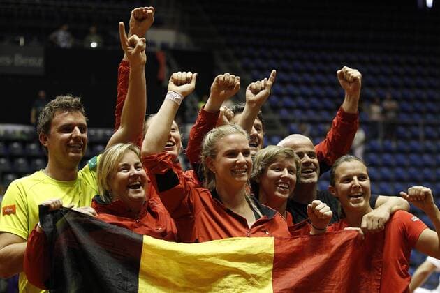 Bilder des Tages - Sport Belgian team celebrates after winning the women s tennis match between Belgian Kirsten Flipkens WTA Tennis Damen 60) and Serbian Jovana Jaksic (WTA 185), game four of the World Group II Play-offs of the Fed Cup Europe Africa Group I, in Belgrade, Serbia, Sunday 17 April 2016. SRDJANxSTEVANOVIC  x04834023x