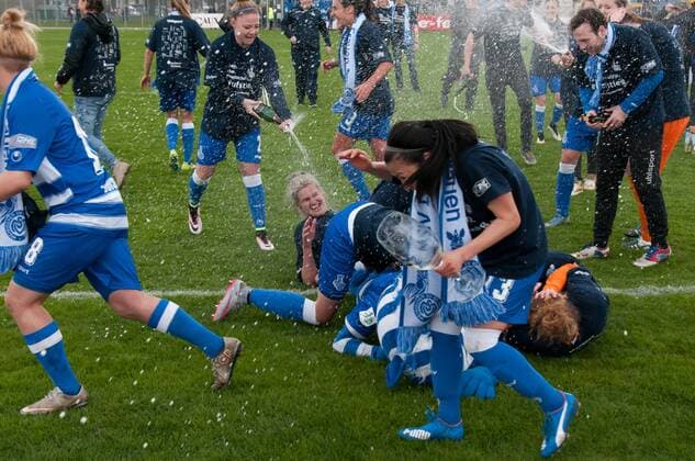 Die Spielerinnen des MSV Duisburg feiern den Sieg und damit den Aufstieg in die Allianz Frauen-Bundesliga, Jubel, Freude über den Aufstieg, Fussball, 2. Frauen-Bundesliga Nord, BV Cloppenburg - MSV Duisburg, xobx