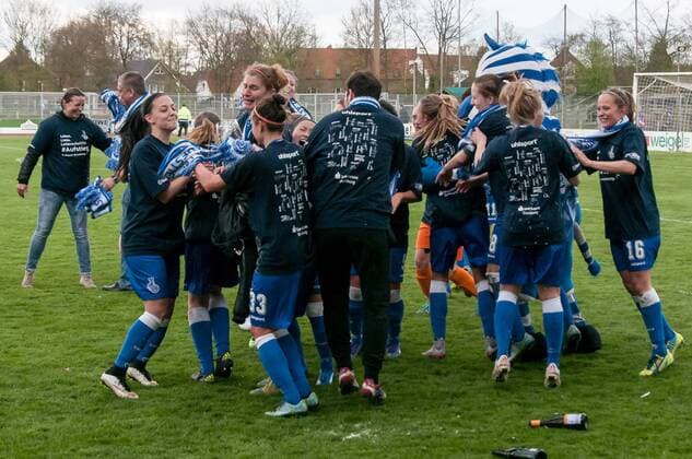 Die Spielerinnen des MSV Duisburg feiern den Sieg und damit den Aufstieg in die Allianz Frauen-Bundesliga, Jubel, Freude über den Aufstieg, Fussball, 2. Frauen-Bundesliga Nord, BV Cloppenburg - MSV Duisburg, xobx