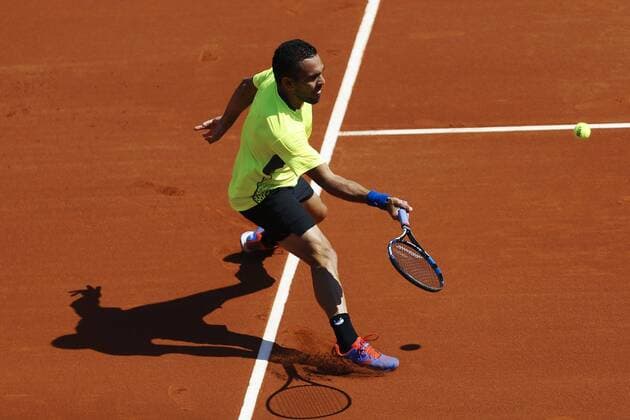 Dominican Victor Estrella Burgos hits the ball against Kazakh Mikhail Kukushkin during their 64th Barcelona Open Banc Sabadell Conde de Godo tournament s first round match in Barcelona, northeastern Spain, 18 April 2016. The tournament runs in Barcelona from April 18th to 24th 2016. Mikhail Kukushkin vs. Victor Estrella Bugos !ACHTUNG: NUR REDAKTIONELLE NUTZUNG!  20160418-635965856099263295