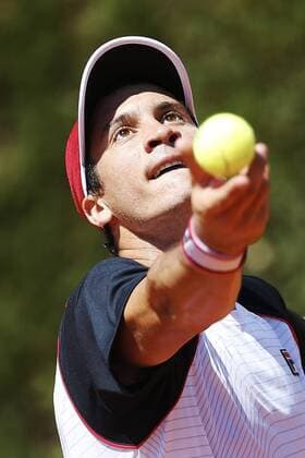 Argentinian tennis player Facundo Bagnis serves against Russian Eugeny Donskoy during their 64th Barcelona Open Banc Sabadell Conde de Godo tournament s first round match in Barcelona, northeastern Spain, 18 April 2016. The tournament runs in Barcelona from April 18th to 24th 2016. Eugeny Donskoy vs. Facundo Bagnis !ACHTUNG: NUR REDAKTIONELLE NUTZUNG!  20160418-635965865454997295