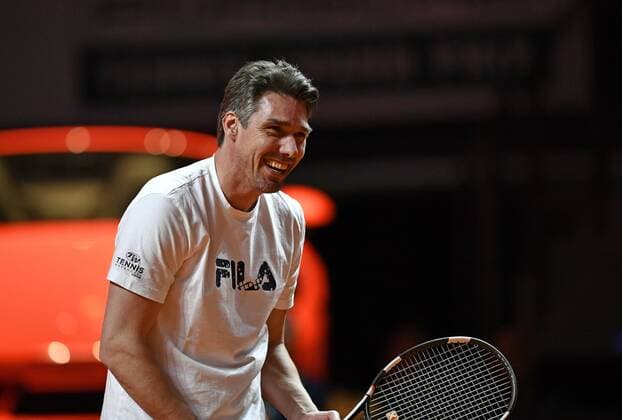 Michael Stich (GER) lacht hat Spaß Berenberg Classics Showmatch Doppel Tennis Damen 18.04.2016 Porsche Tennis Grand Prix GP Stuttgart 2016 Porsche-Arena 16.04.-24.04.2016 Porsche Tennis Grand Prix Stuttgart 2016