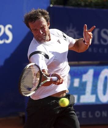 Russian Teymura Gabashvili in action against Spanish Nicolas Almagro during their 64th Barcelona Open Banc Sabadell Conde de Godo tournament s first round match in Barcelona, northeastern Spain, 18 April 2016. The tournament runs in Barcelona from April 18th to 24th 2016. Gabashvili won 1-6, 7-6 and 6-2. Nicolas Almagro vs Teymura Gabashvili !ACHTUNG: NUR REDAKTIONELLE NUTZUNG!  20160418-635966004872474916