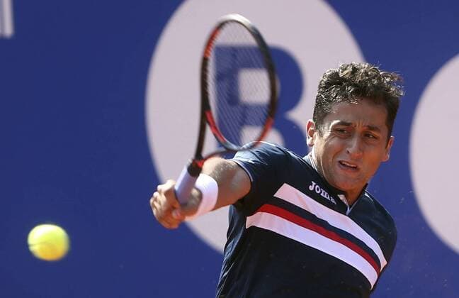 Spanish Nicolas Almagro in action against Russian Teymura Gabashvili during their 64th Barcelona Open Banc Sabadell Conde de Godo tournament s first round match in Barcelona, northeastern Spain, 18 April 2016. The tournament runs in Barcelona from April 18th to 24th 2016. Nicolas Almagro vs Teymura Gabashvili !ACHTUNG: NUR REDAKTIONELLE NUTZUNG!  20160418-635966006131550916