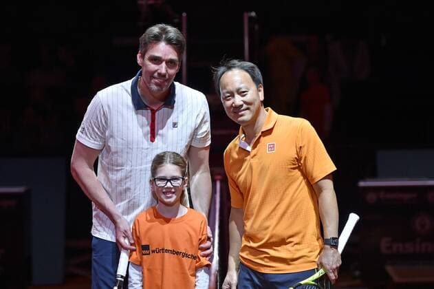 Michael Stich (GER) (links) mit Michael Chang (USA) Berenberg Classics Tennis Damen 18.04.2016 Porsche Tennis Grand Prix GP Stuttgart 2016 Porsche-Arena 16.04.-24.04.2016 Porsche Tennis Grand Prix Stuttgart 2016