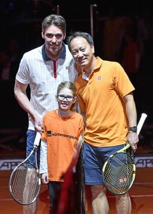 Michael Stich (GER) (links) mit Michael Chang (USA) Berenberg Classics Tennis Damen 18.04.2016 Porsche Tennis Grand Prix GP Stuttgart 2016 Porsche-Arena 16.04.-24.04.2016 Porsche Tennis Grand Prix Stuttgart 2016