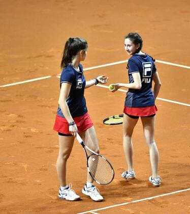 für Michael Stichj (GER) springen Ballmädchen ein Berenberg Classics Tennis Damen 18.04.2016 Porsche Tennis Grand Prix GP Stuttgart 2016 Porsche-Arena 16.04.-24.04.2016 Porsche Tennis Grand Prix Stuttgart 2016