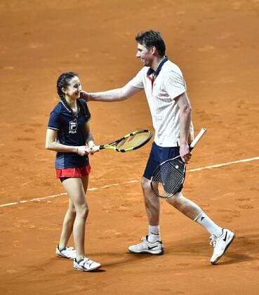 für Michael Stichj (GER) springen Ballmädchen ein Berenberg Classics Tennis Damen 18.04.2016 Porsche Tennis Grand Prix GP Stuttgart 2016 Porsche-Arena 16.04.-24.04.2016 Porsche Tennis Grand Prix Stuttgart 2016