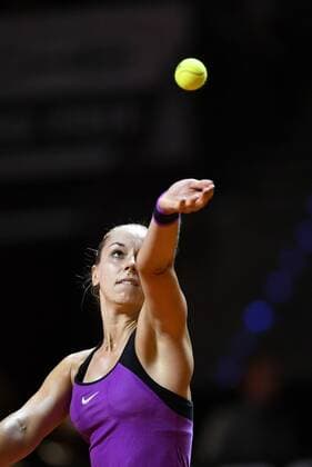 Sabine LISICKI (GER) Aktion Aufschlag Tennis Damen 18.04.2016 Porsche Tennis Grand Prix GP Stuttgart 2016 Porsche-Arena 16.04.-24.04.2016 Porsche Tennis Grand Prix Stuttgart 2016